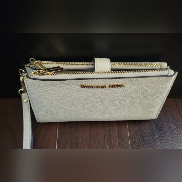 Michael Kors Adele Leather Smartphone wallet.  New - Picture 4 of 10